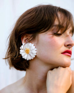 daisy-maxi-boucles-fleur-cheveux-courts