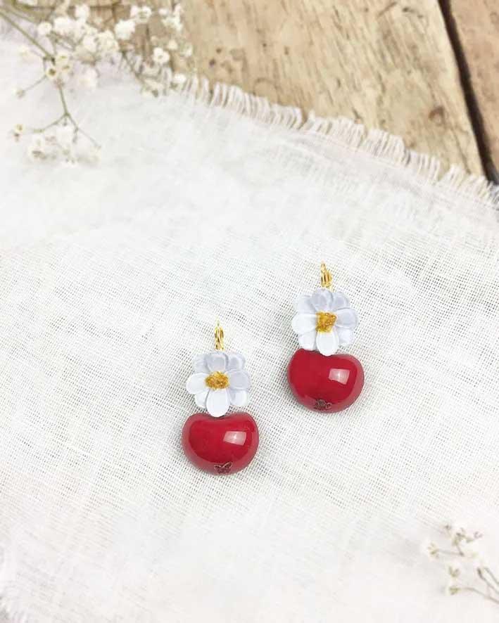 all-groups Boucles d'oreilles botanica en forme de pommes rouges avec fleurs blanches 