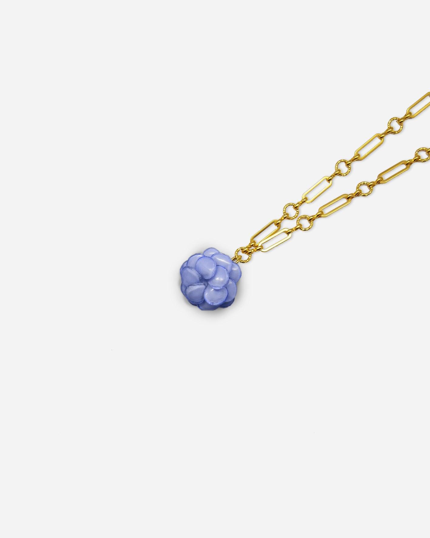 petit pendentif bleuet avec chaine dorée 