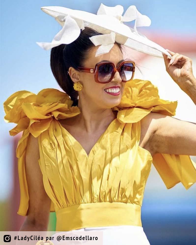 femme avec robe et boucles d'oreilles 
 fantaisie jaune