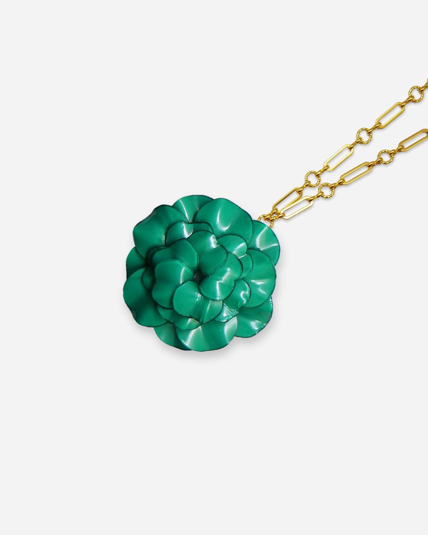 grand pendentif vert fleuri avec chaine dorée 