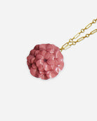 Grand pendentif chaine fine de couleur rose 