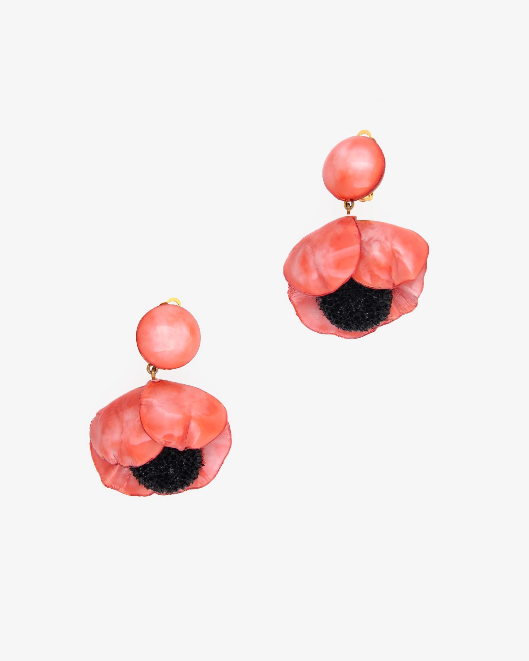 Boucles d'oreilles longues de couleur corail au design fleuri