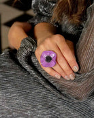 Petite bague en forme de fleur de couleur violette portée