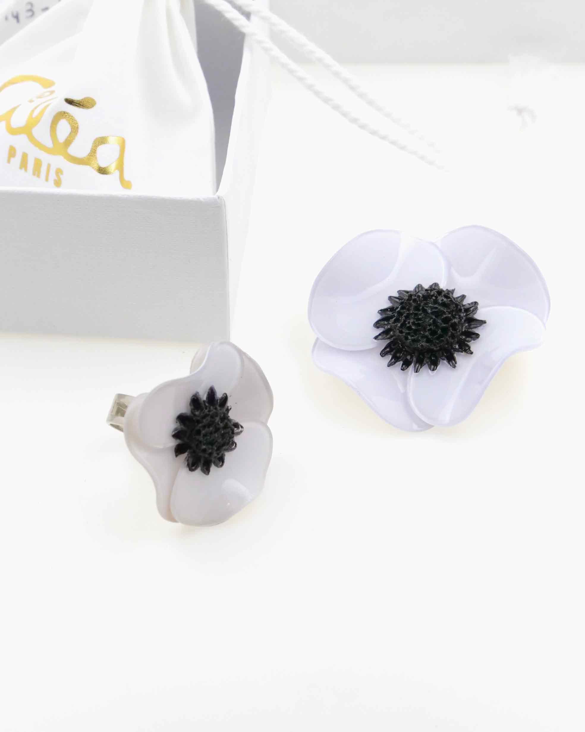 Box cadeau avec une petite bague et une grande broche blanche