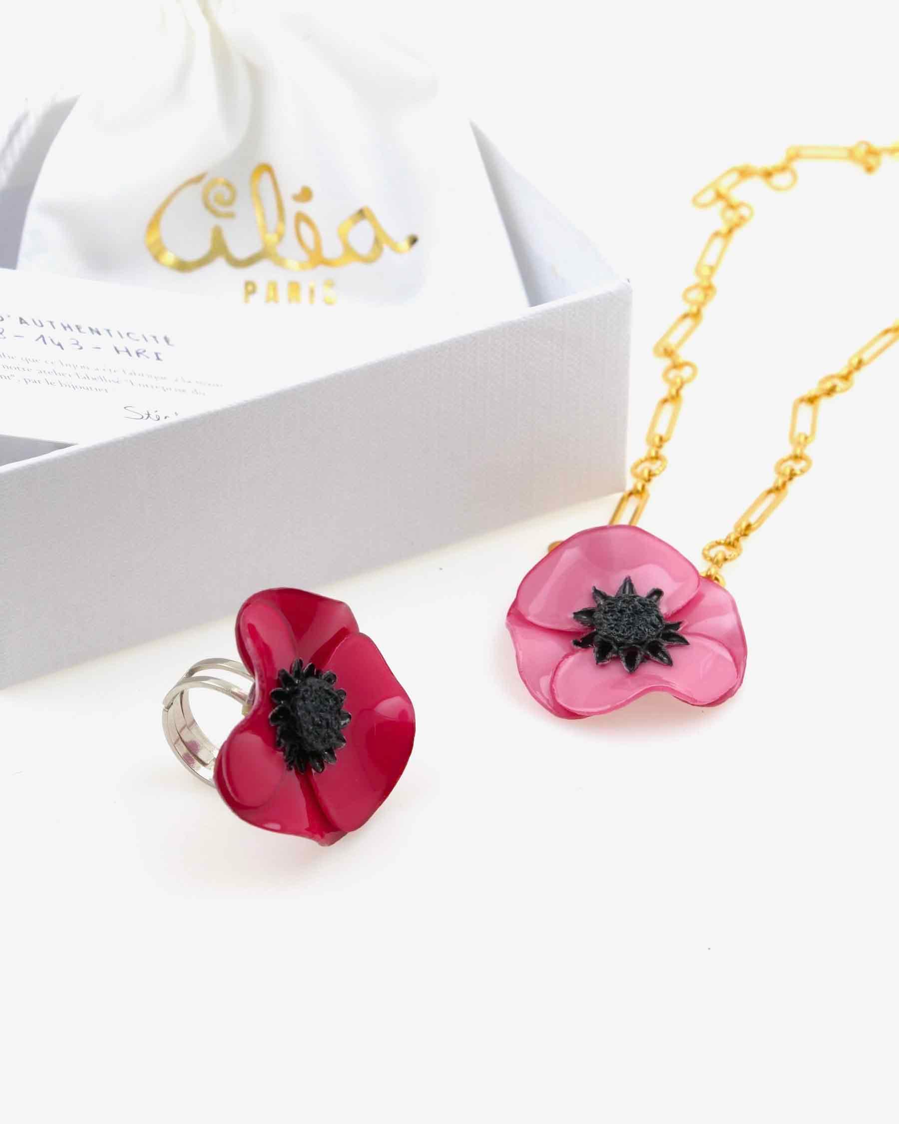 coffret cadeau composé d'une bague fleurie rouge et un pendentif rose 