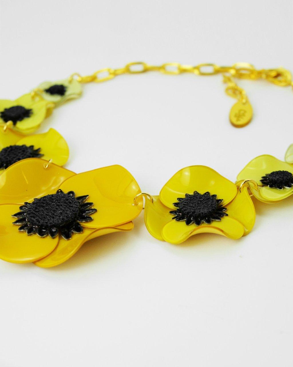 all-groups Grand collier Anemone jaune focus sur les fleurs 