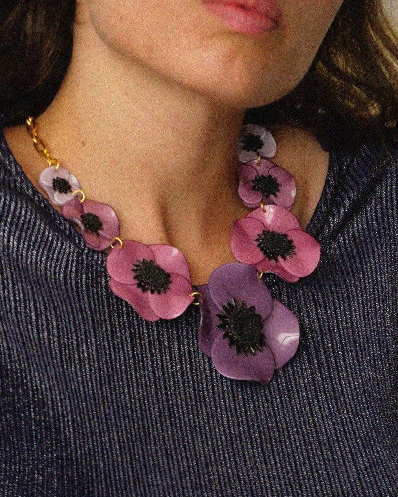 all-groups Ameline portant un collier Anemone violet 