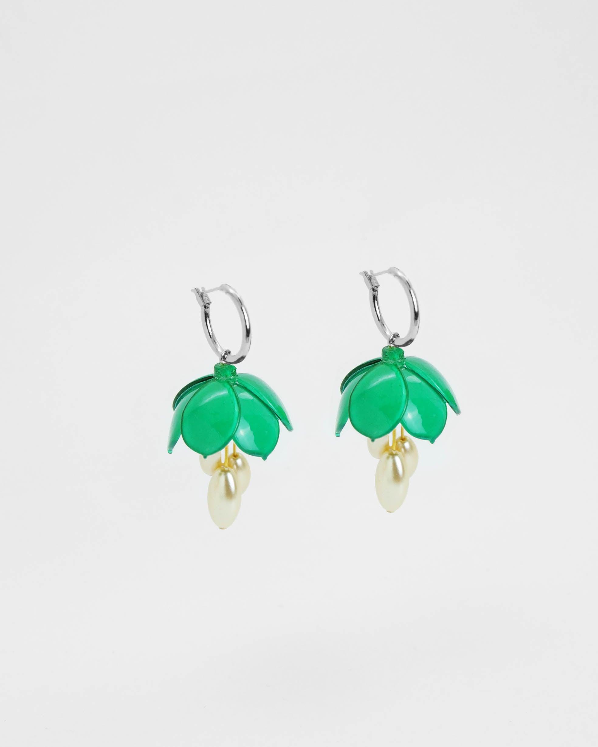 créoles en argent avec fleur cecile verte et perles 