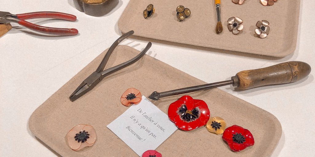 Outils de l'atelier avec des bijoux pensée et anémone