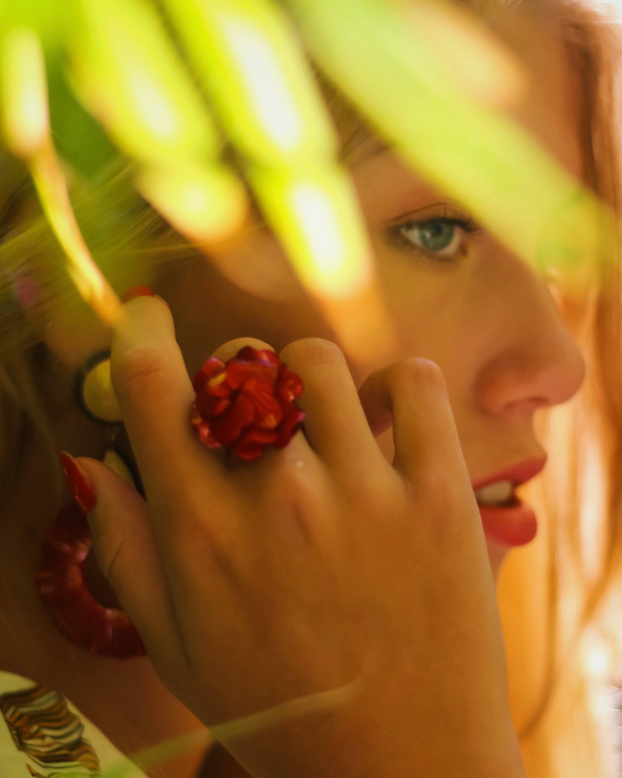 bague rouge geranium portée sur la main dune femme all-groups