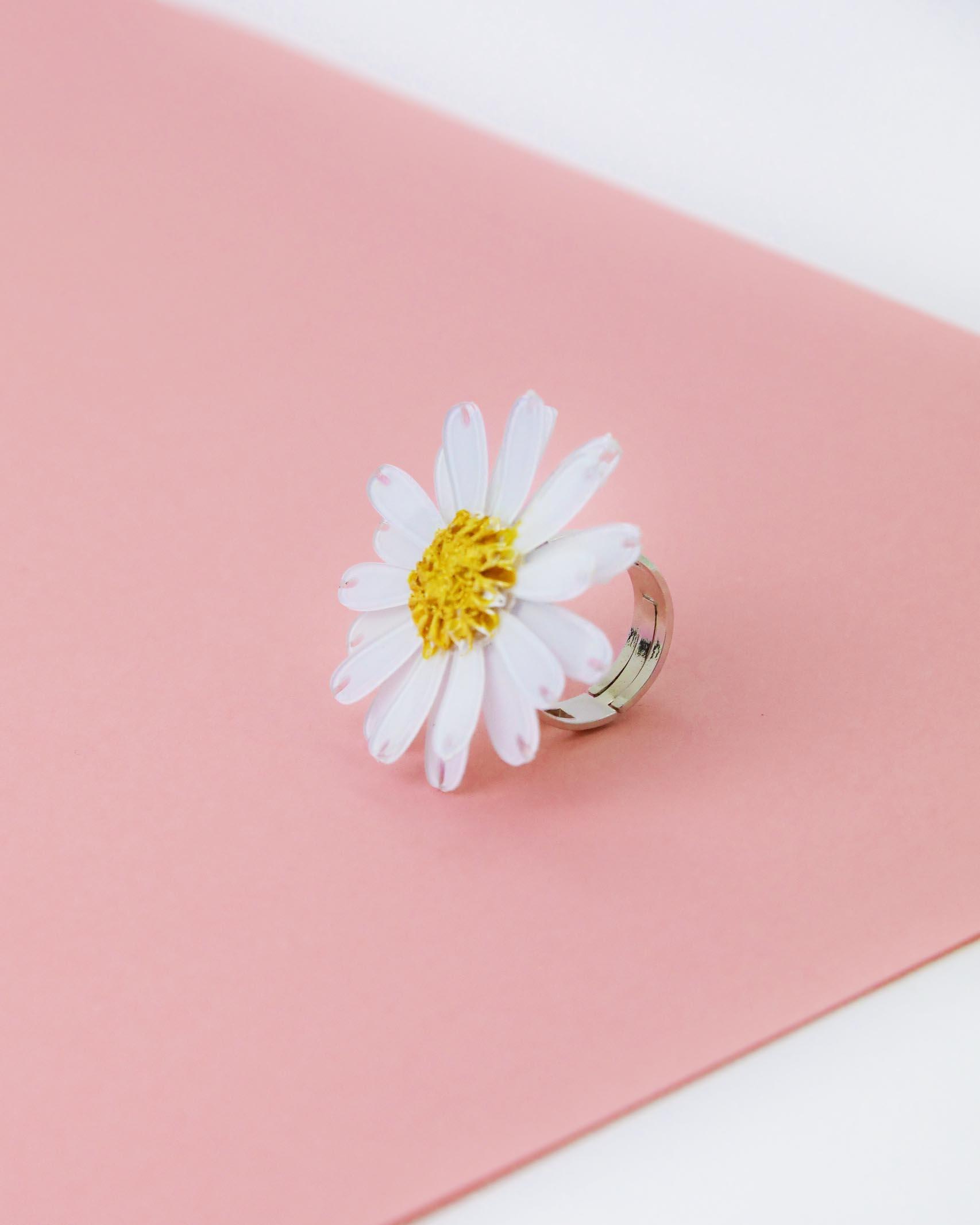 bague a taille réglable en forme de marguerite blanche coeur jaune