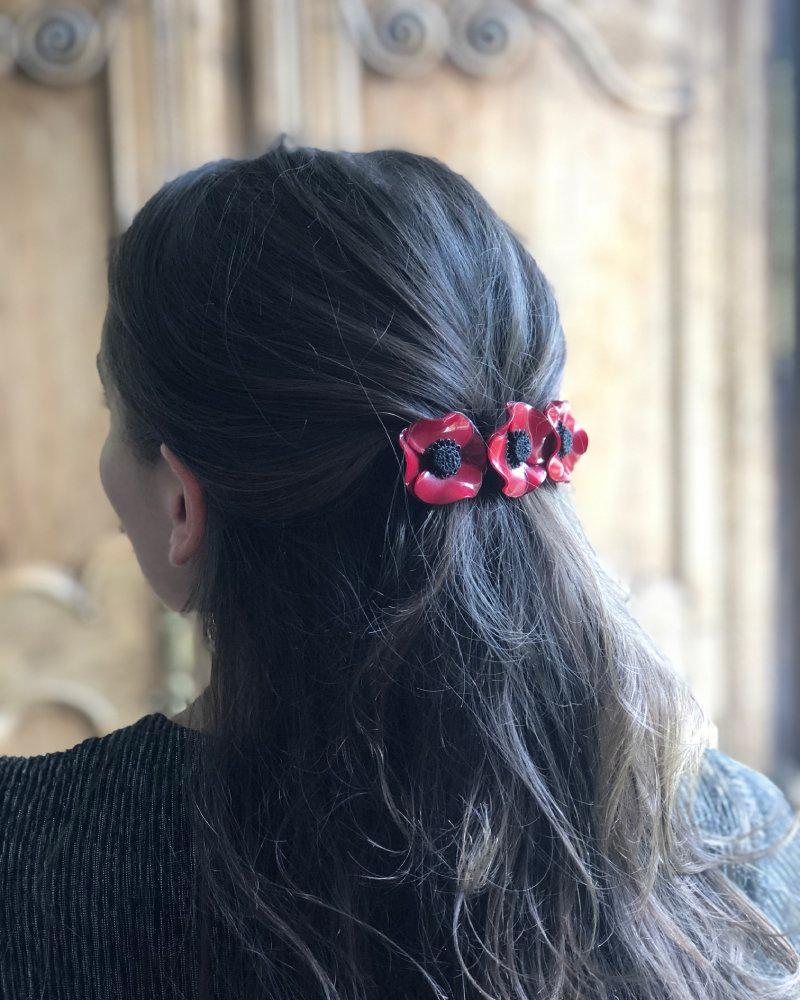 all-groups Barrette en résine décorée de petites fleurs rouge, ajoutant une touche de douceur à vos coiffures