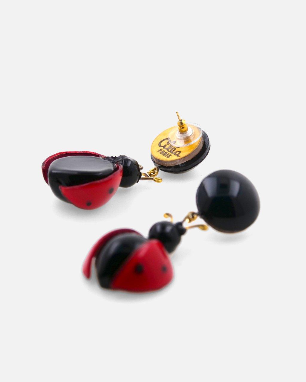 Boucles d'oreilles pendantes coccinelles avec une de dos 