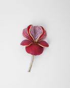 Broche iris de couleur rouge et effet velours