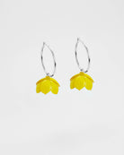 Boucles d’oreilles légères avec fleurs jaunes sculptées