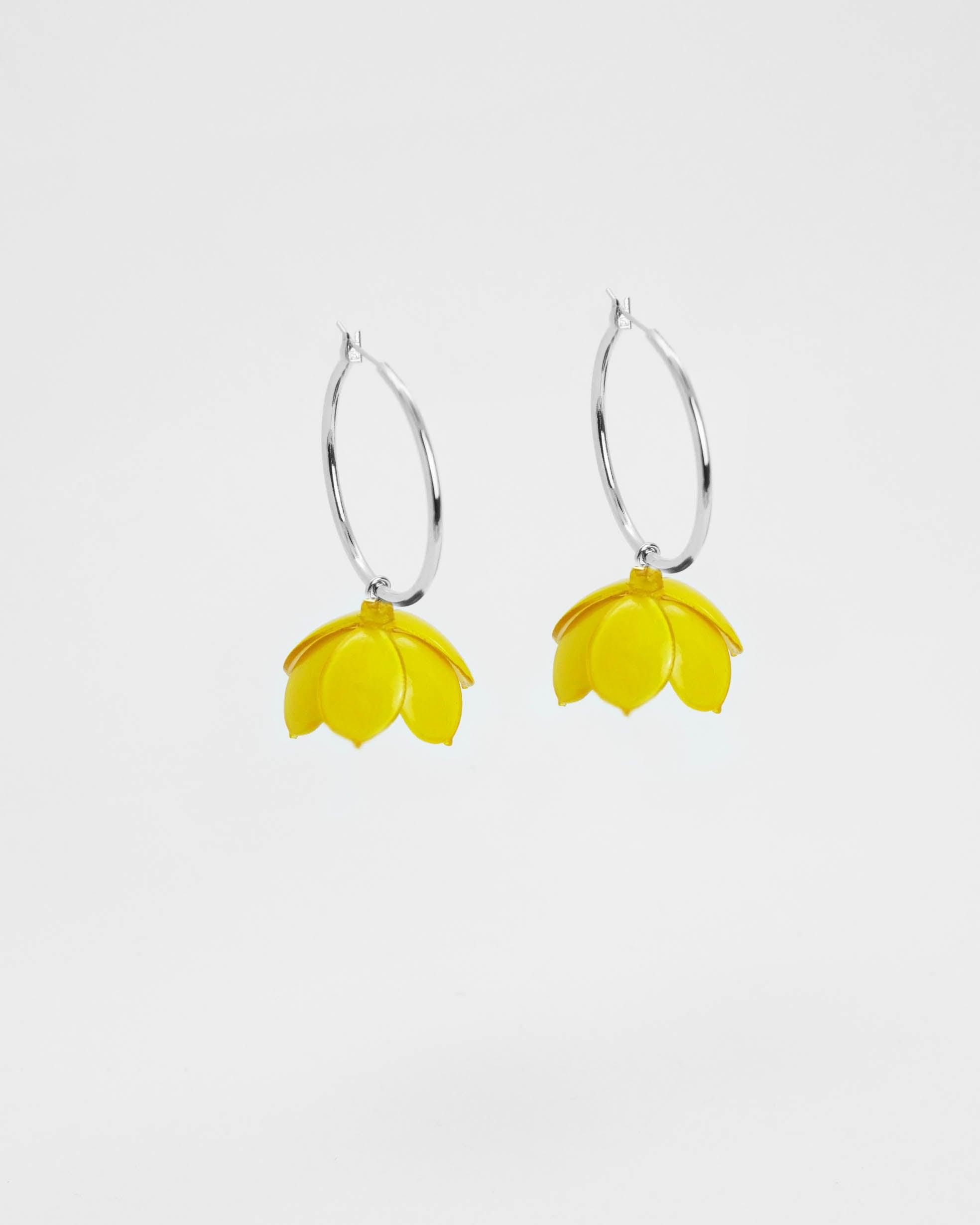 Boucles d’oreilles légères avec fleurs jaunes sculptées