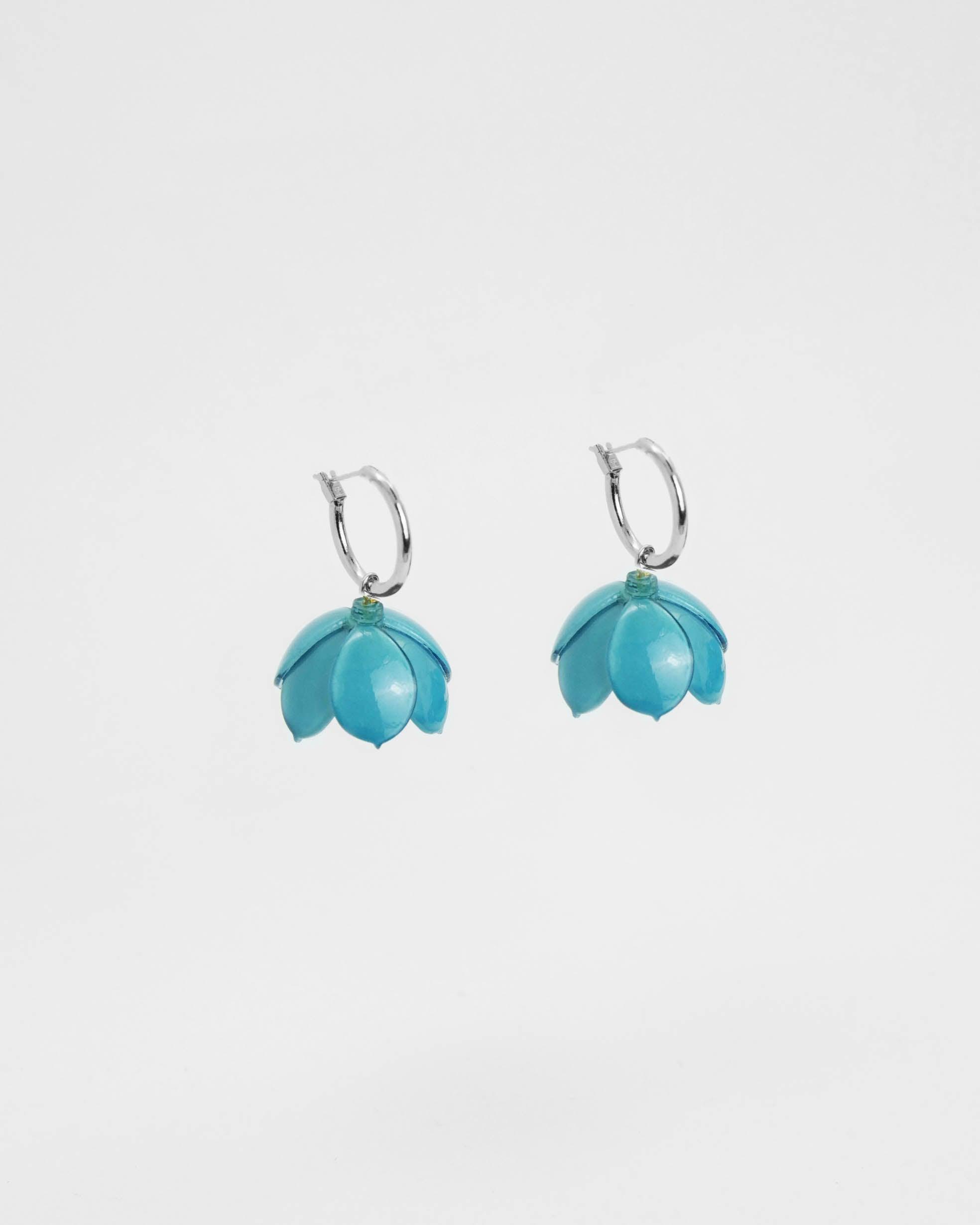 Boucles d’oreilles florales en argent au design romantique