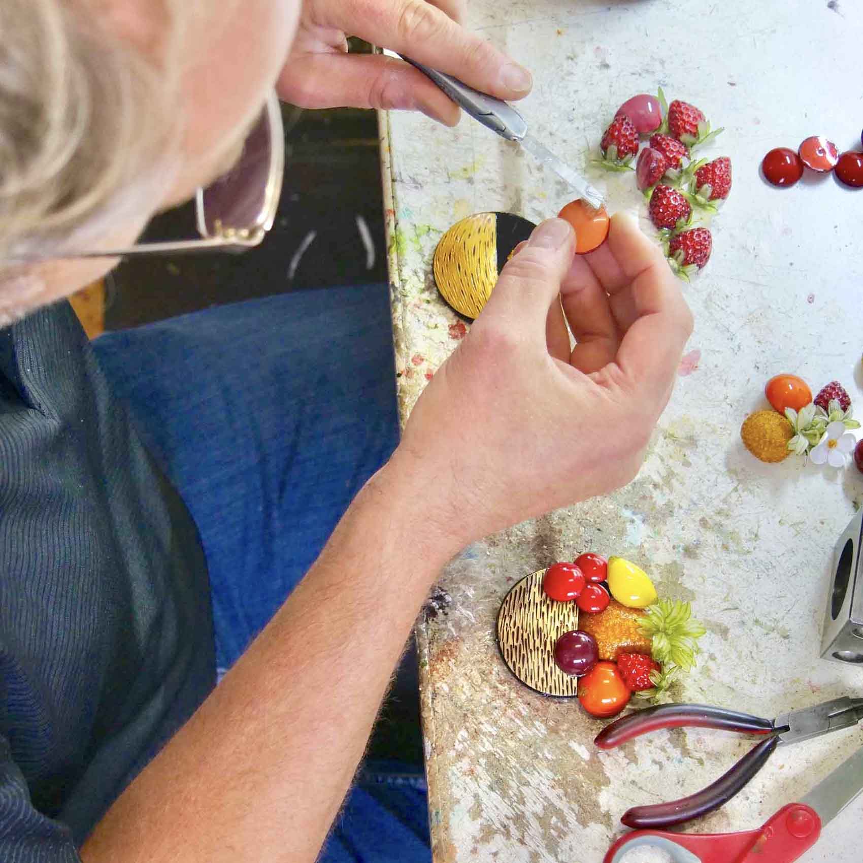 Stephane collant les éléments sur le panier de fruits