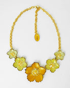 collier tuba avec 5 fleurs jaunes 