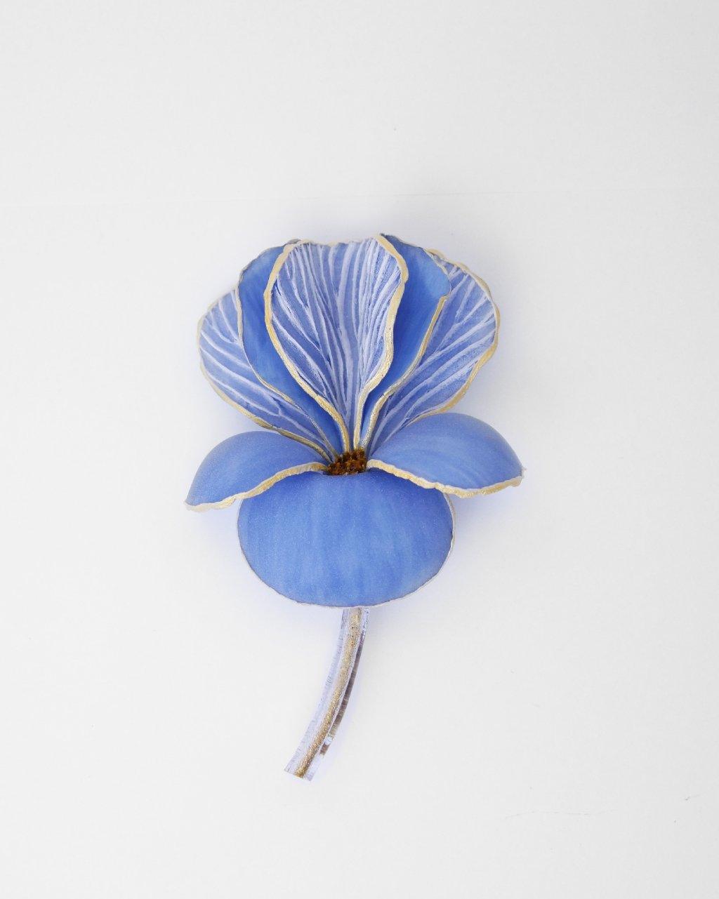 broche iris bleue avec détails dorés et tige en feuille d'or