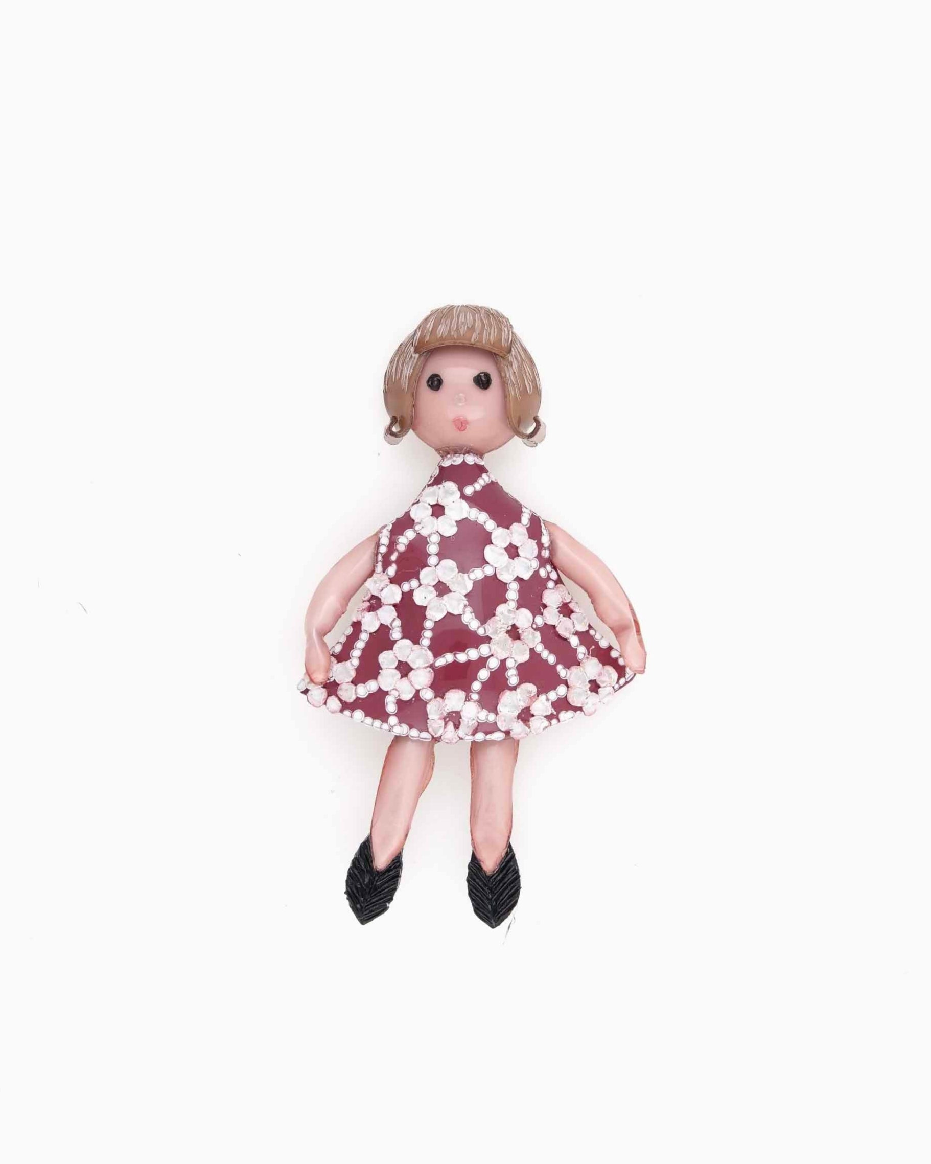 petite fille portant une robe couleur prune/framboise aux détails blancs