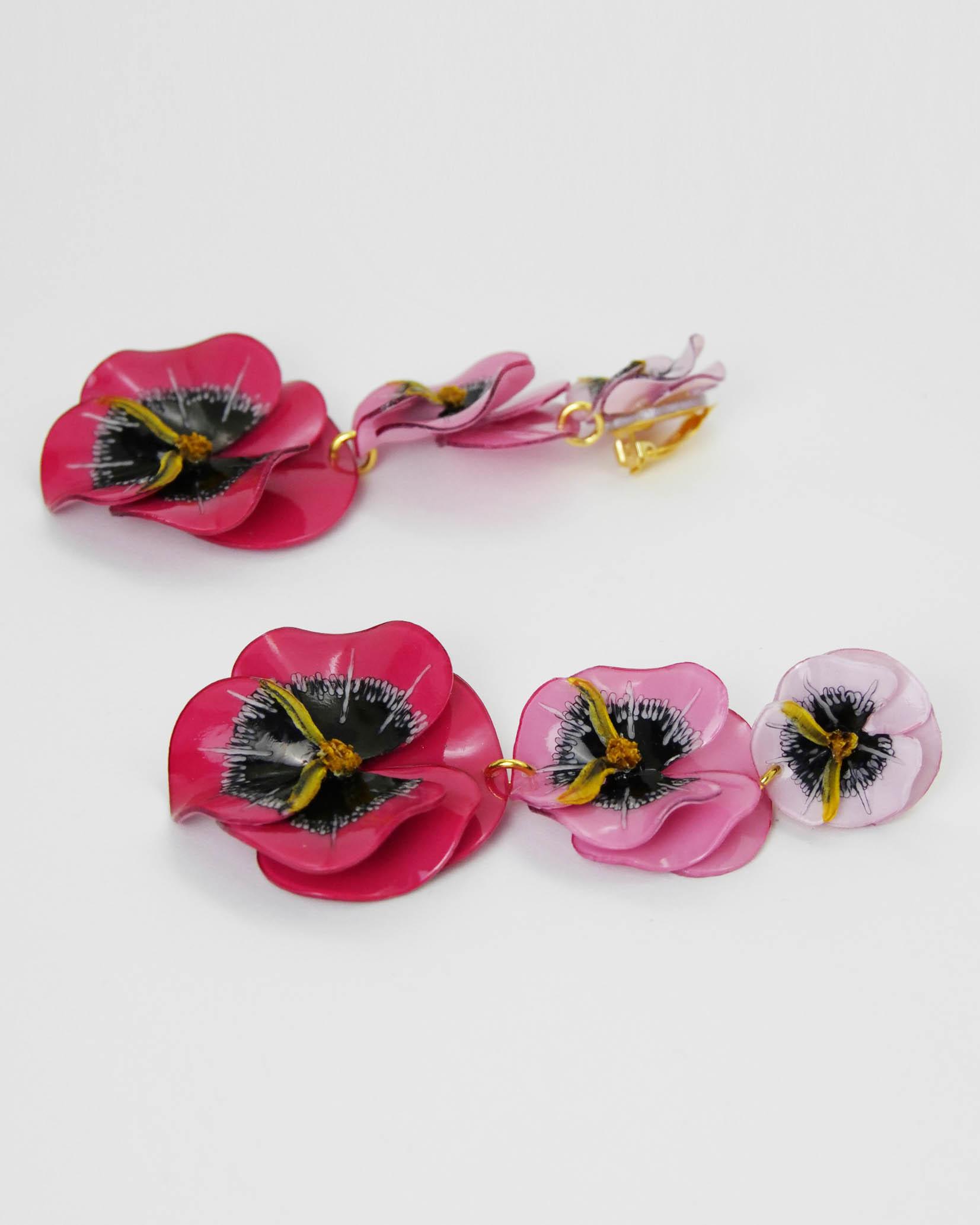 Boucles d'oreilles maxi avec trois fleurs roses