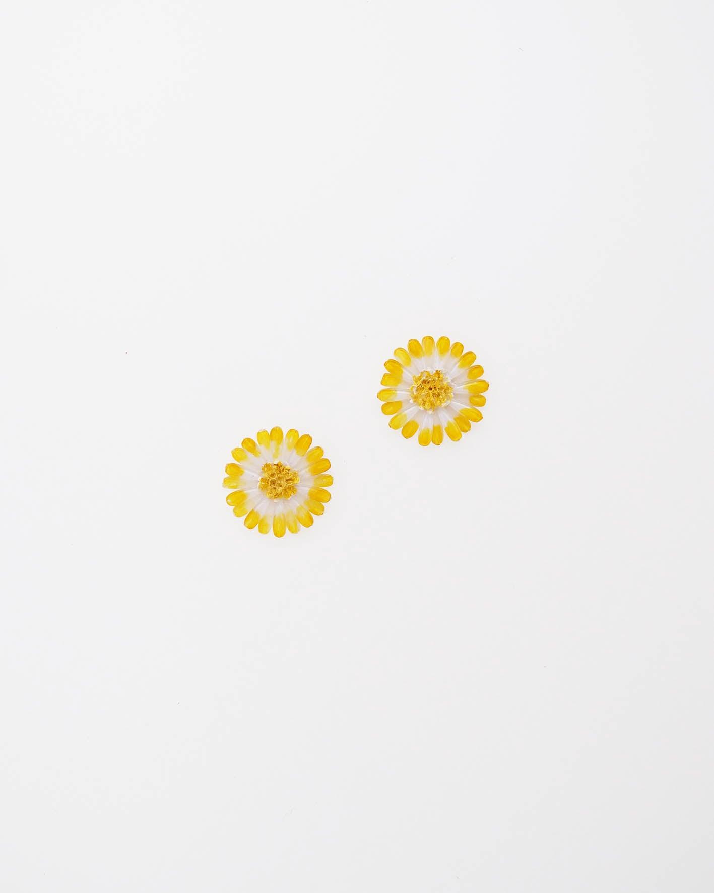 Minis boucles d'oreilles marguerite daisy de couleur jaune