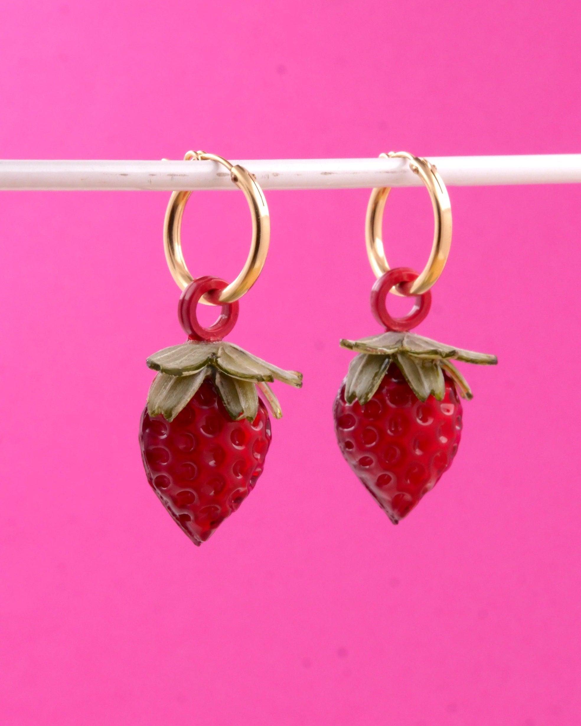 all-groups Charm's fraises sur créoles en plaqué or 