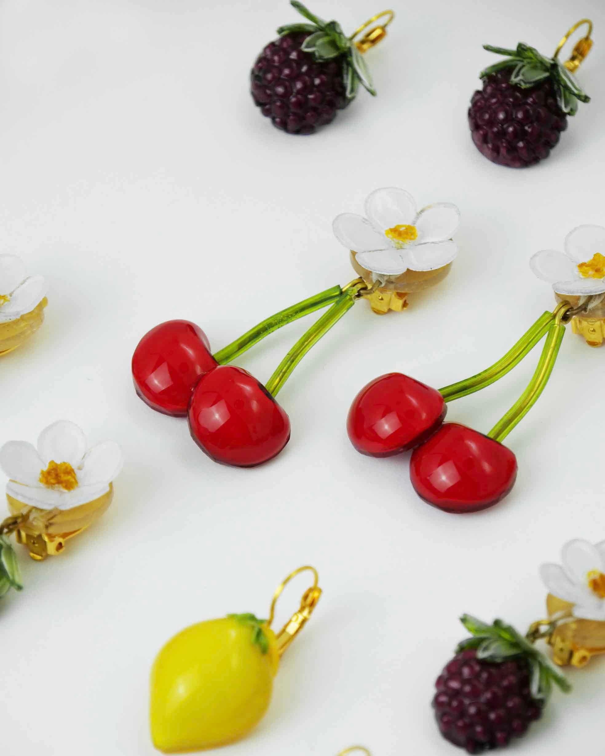 Boucles d'oreilles fruits avec fleurs blanches