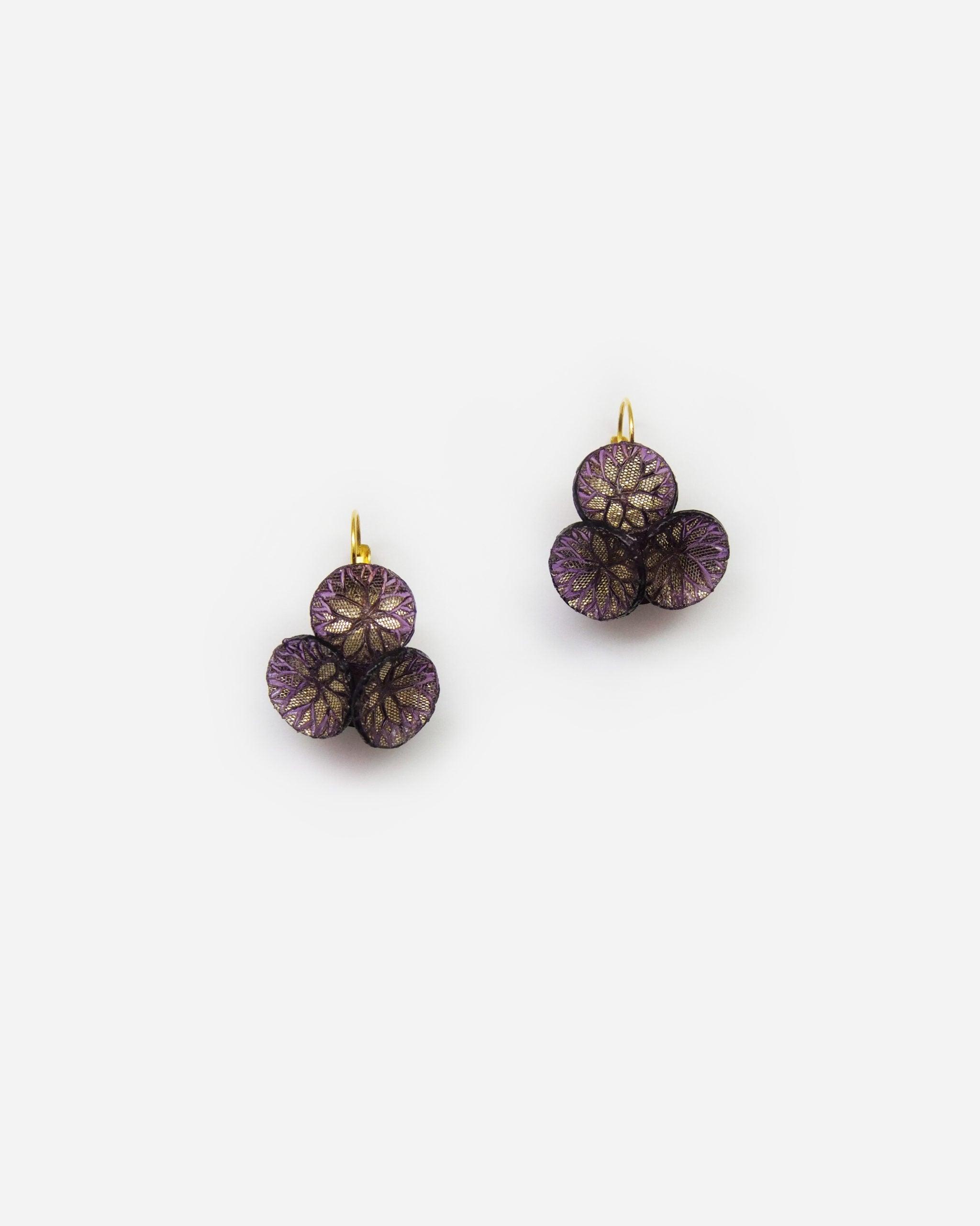 boucle d'oreille violette attache dormeuse et design graphique