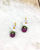 all-groups Boucles d'oreilles en résine avec des fleurs blanches et des fruits mures violettes