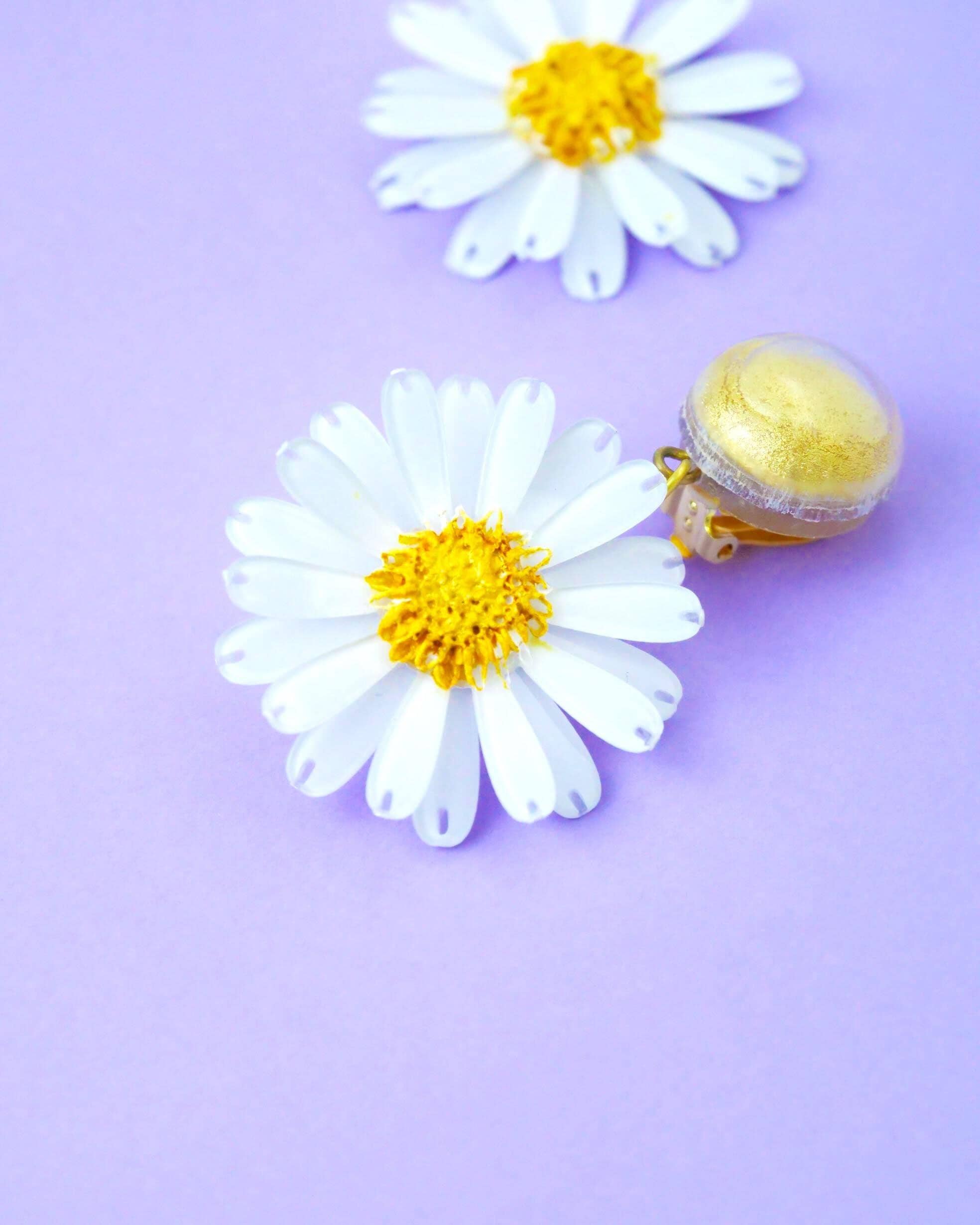 all-groups Boucles d'oreilles pendantes marguerite blanches au coeur jaune