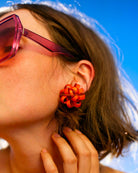 all-groups Boucles d'oreilles en forme de Pompon, réalisées avec des détails fins en résine orange, un accessoire parfait pour ajouter une touche de douceur et de féminité à votre tenue