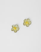 Petites boucles d'oreilles en forme de fleurs couleur ivoire