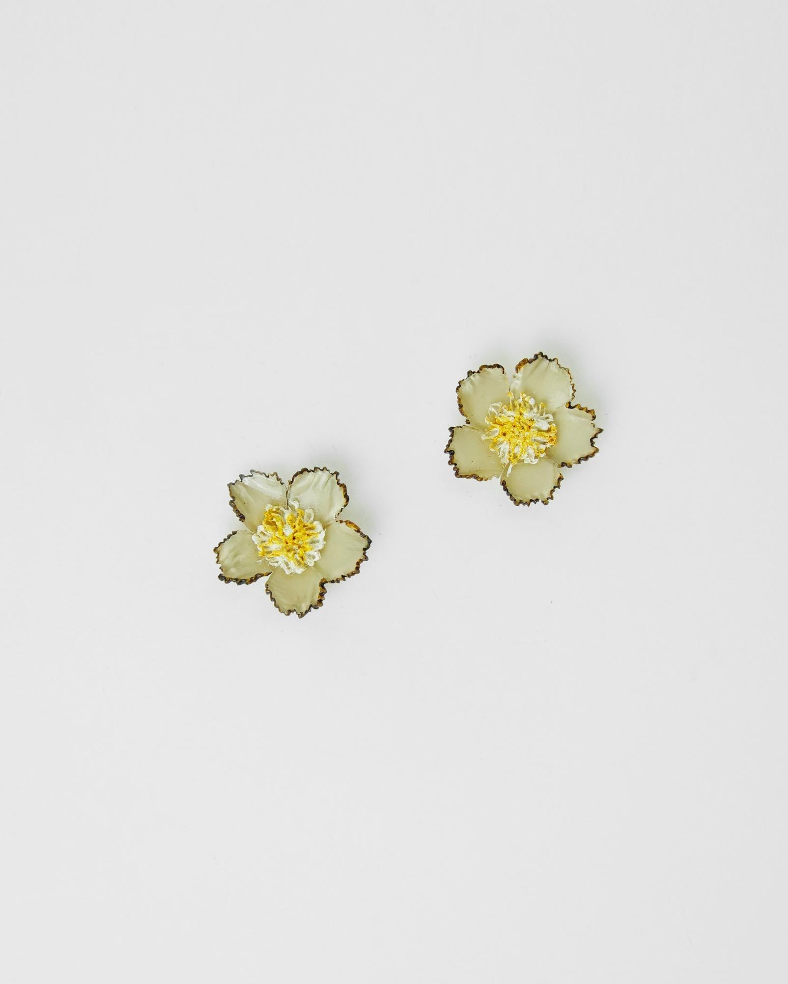 Petites boucles d'oreilles en forme de fleurs couleur ivoire