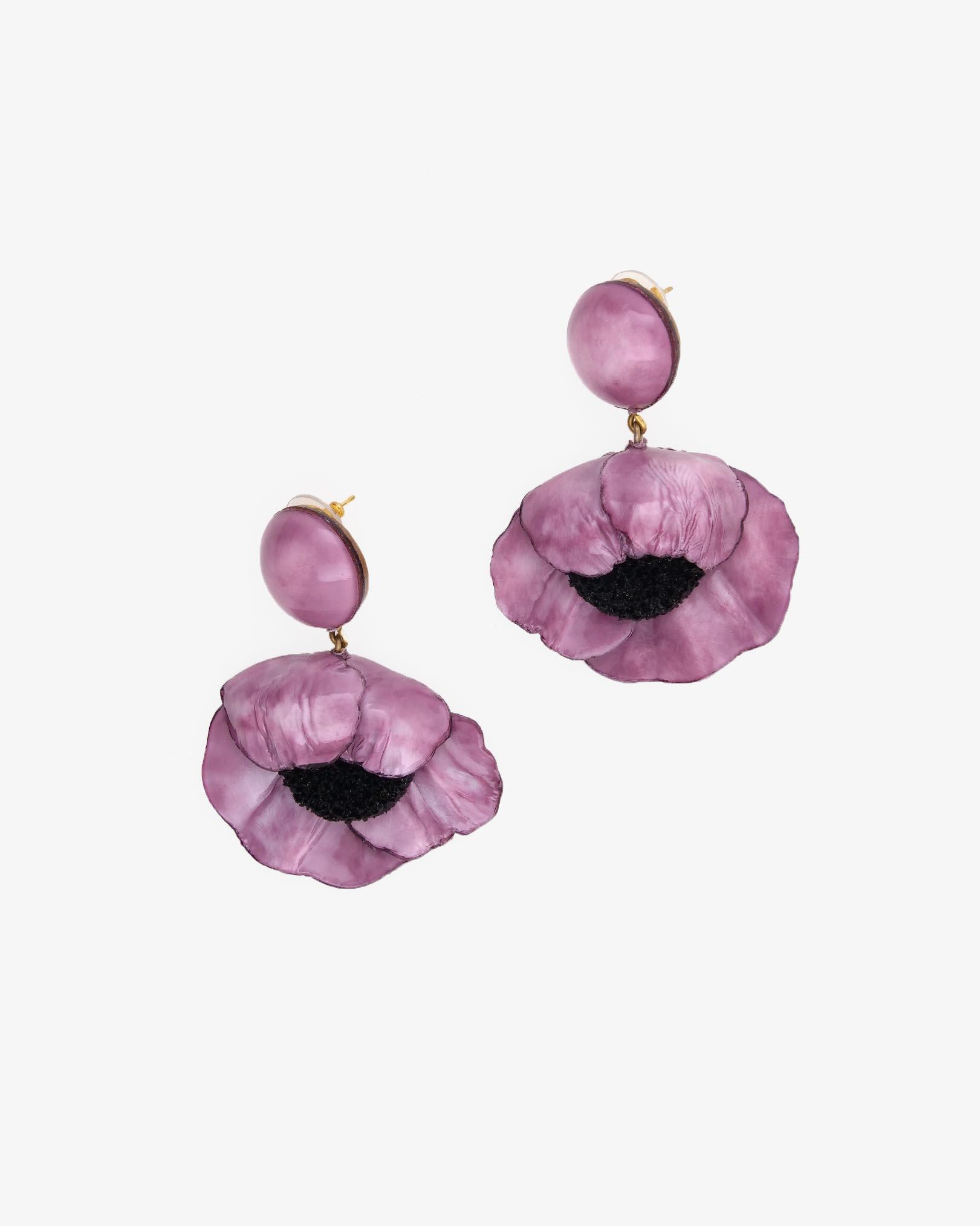 boucles d'oreilles pendantes tendances couleur violet. 