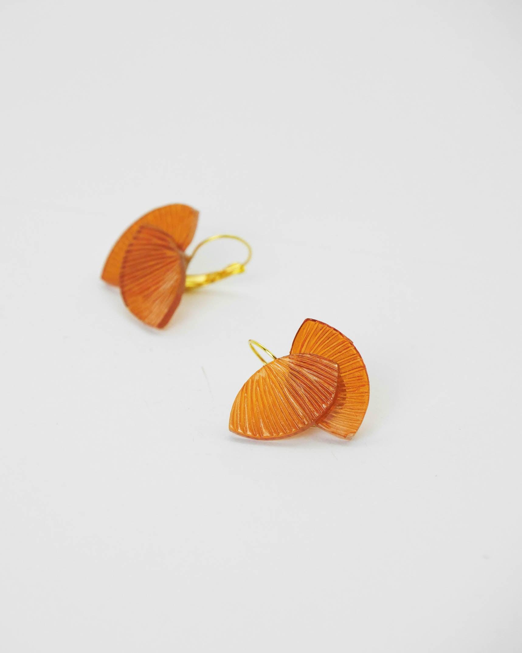 Boucles d’oreilles sculptées inspiration florale orange