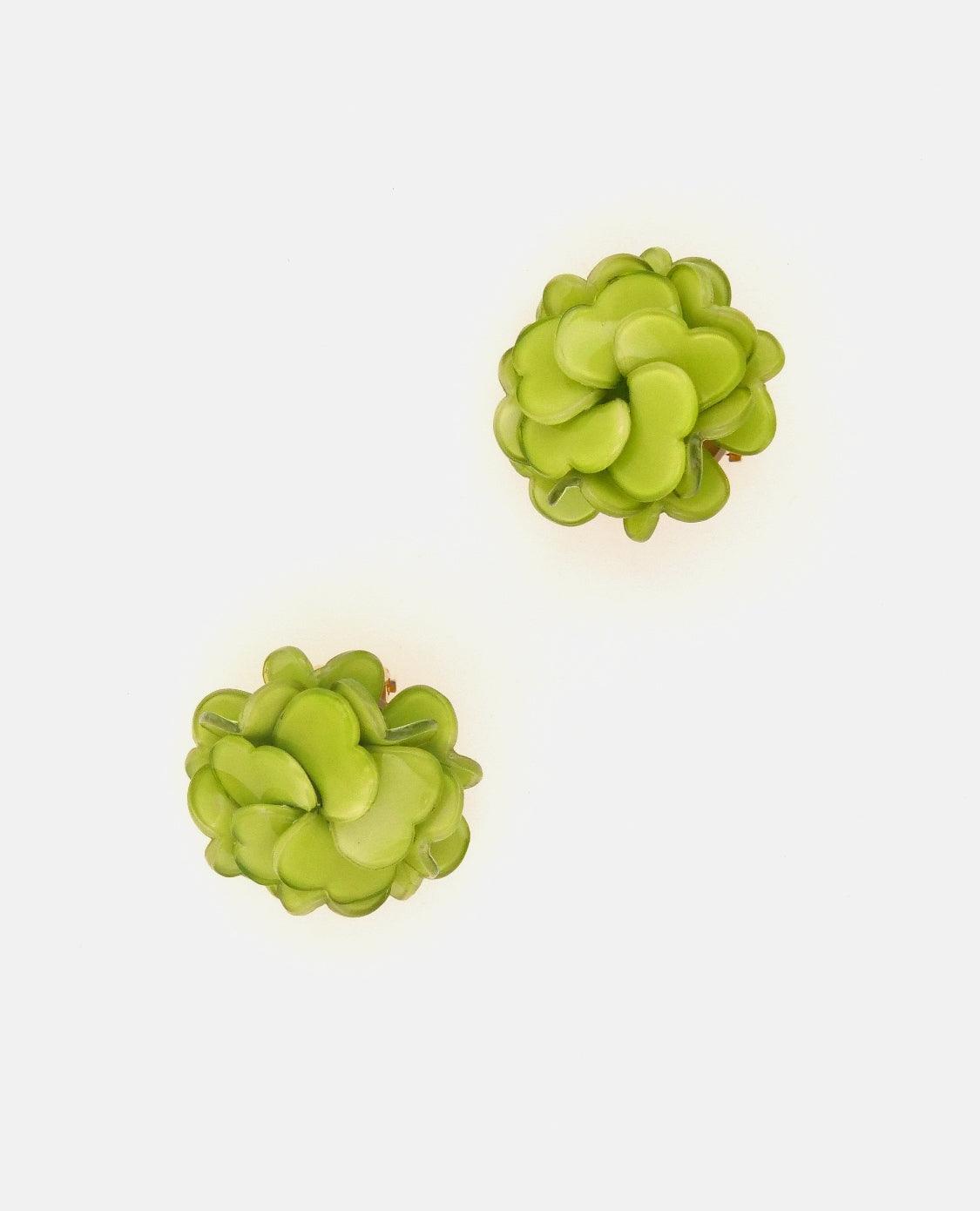 Petites boucles d'oreilles de couleur verte avec fleur de géranium