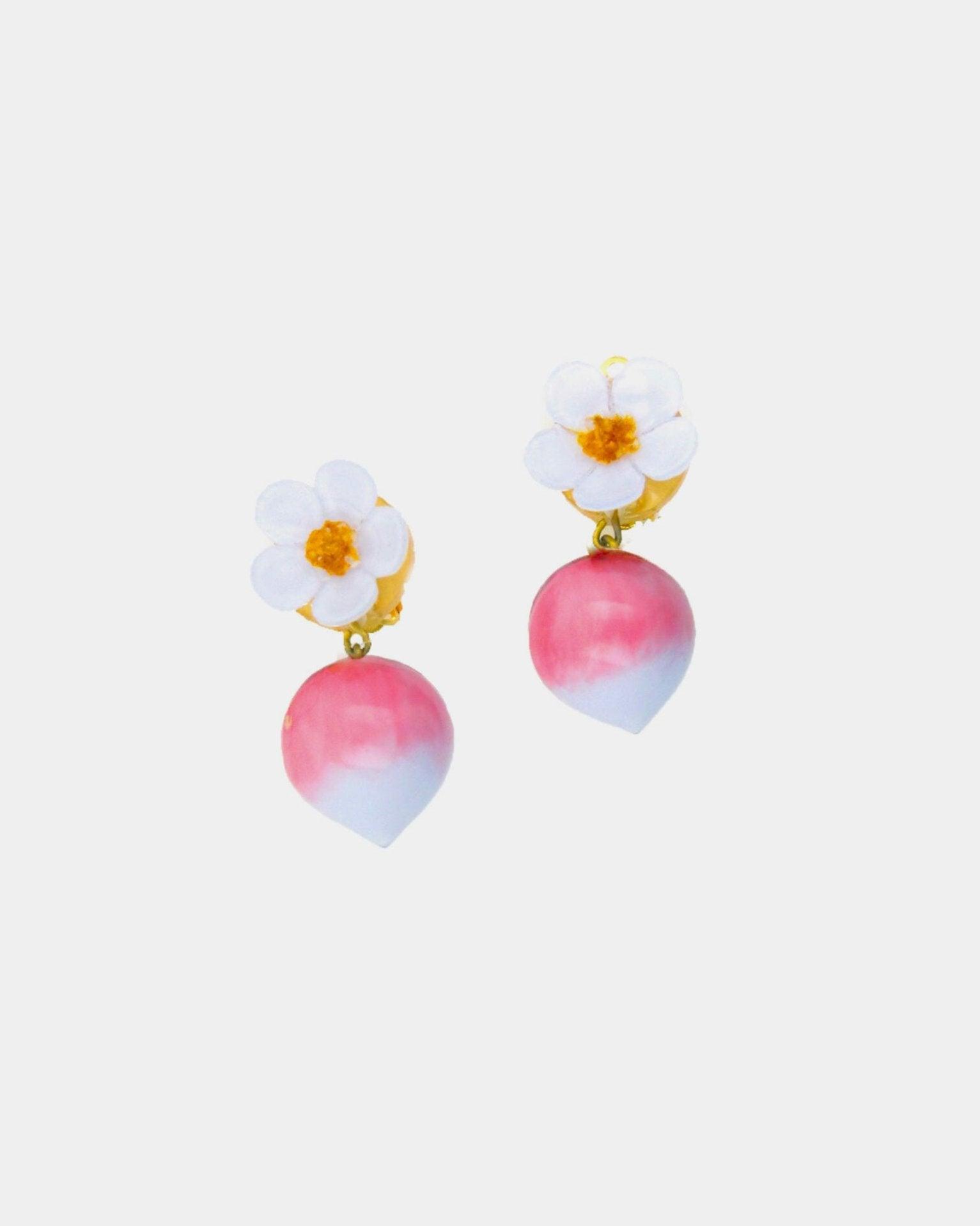 boucles d'oreilles radis avec petites fleurs blanches 