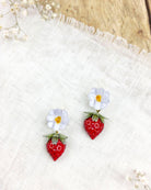 all-groups Boucles d'oreilles colorées représentant des fraises et des fleurs blanches, un accessoire lumineux et frais pour un look naturel et moderne.