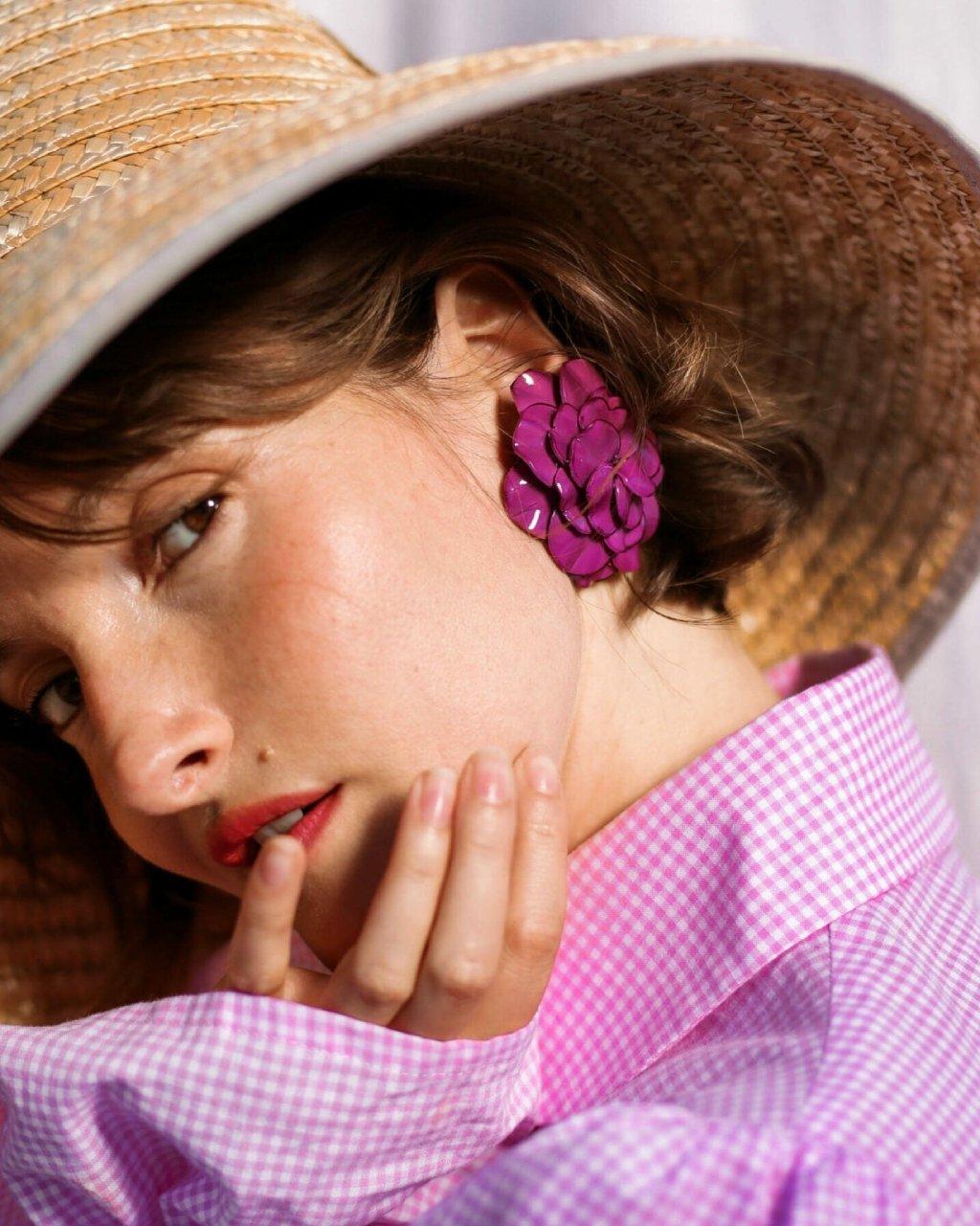 all-groups Grandes boucles d'oreilles rose fuschia portées en dessous d'un chapeau