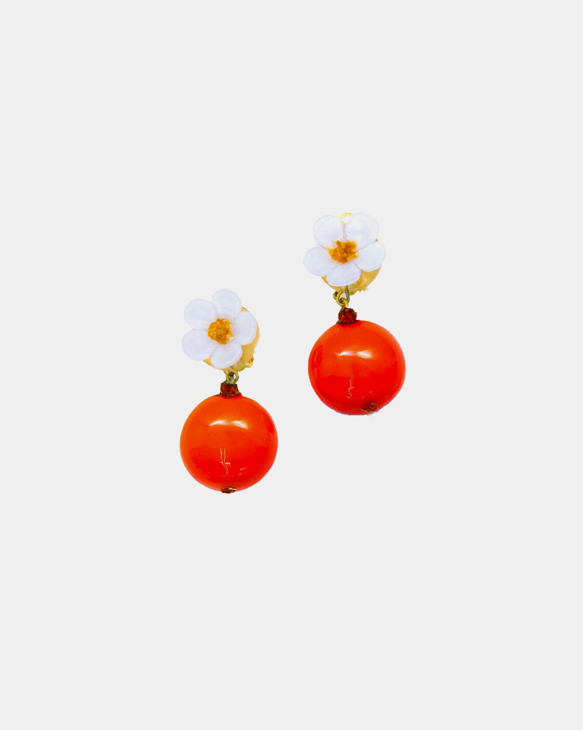 boucles d'oreilles oranges avec fleurs blanches all-groups