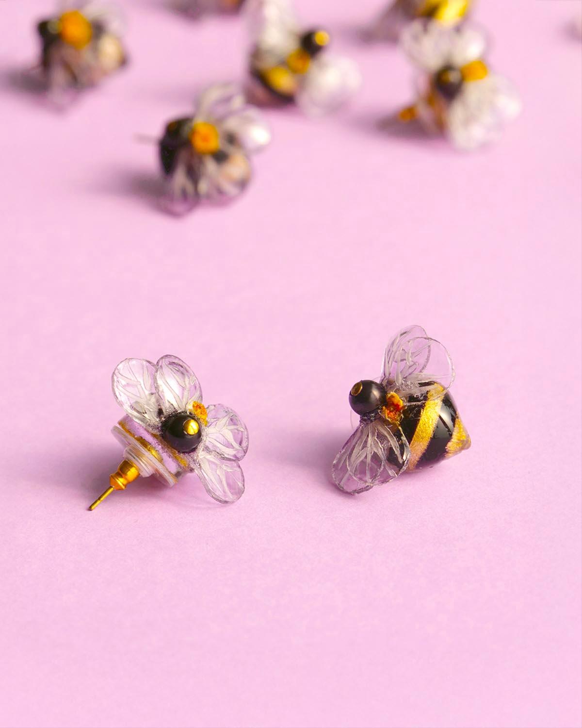 all-groups Petites boucles d'oreilles a puces abeilles avec feuilles d'or sur fond violet