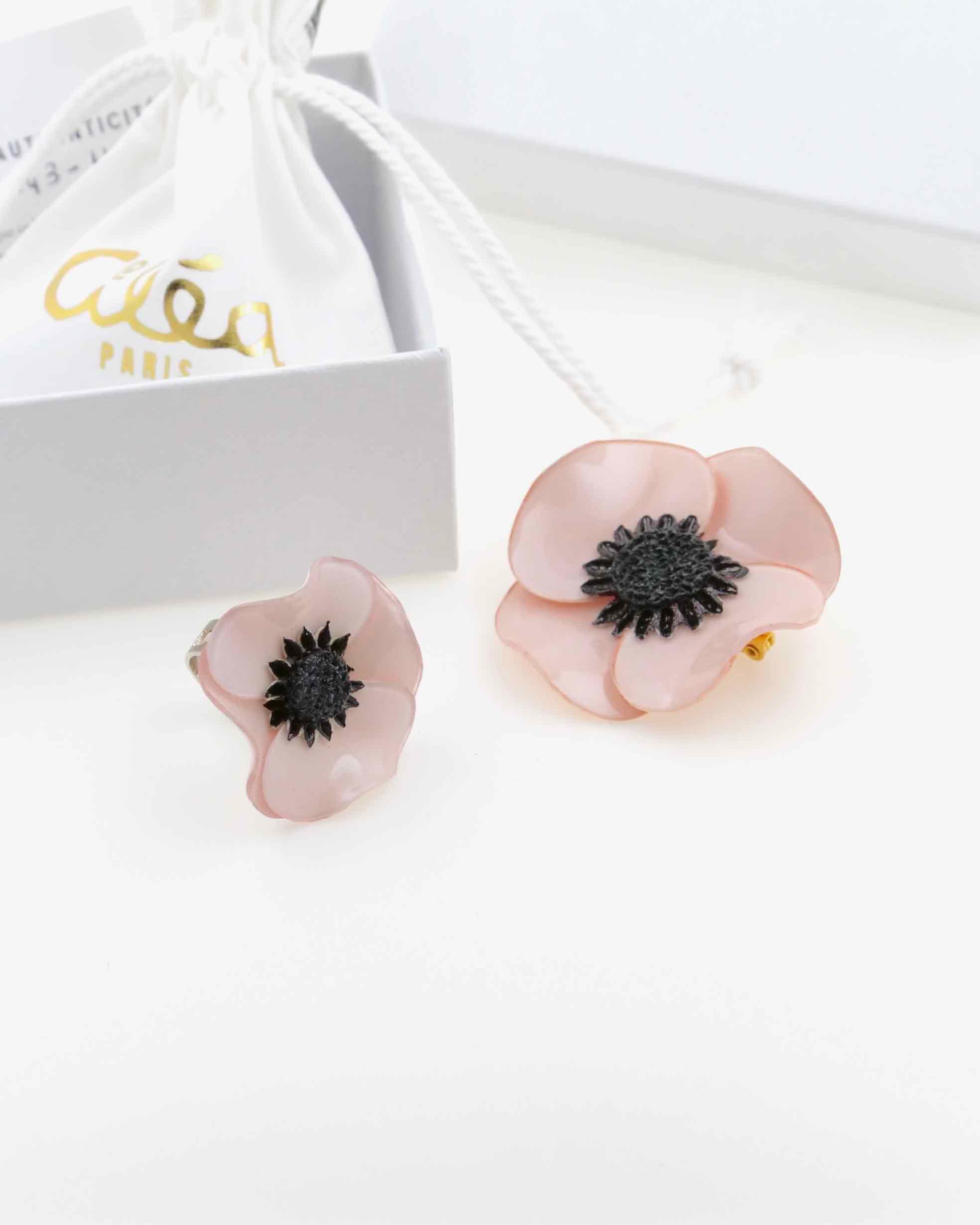 Coffret composé d'une bague et une broche rose pale 