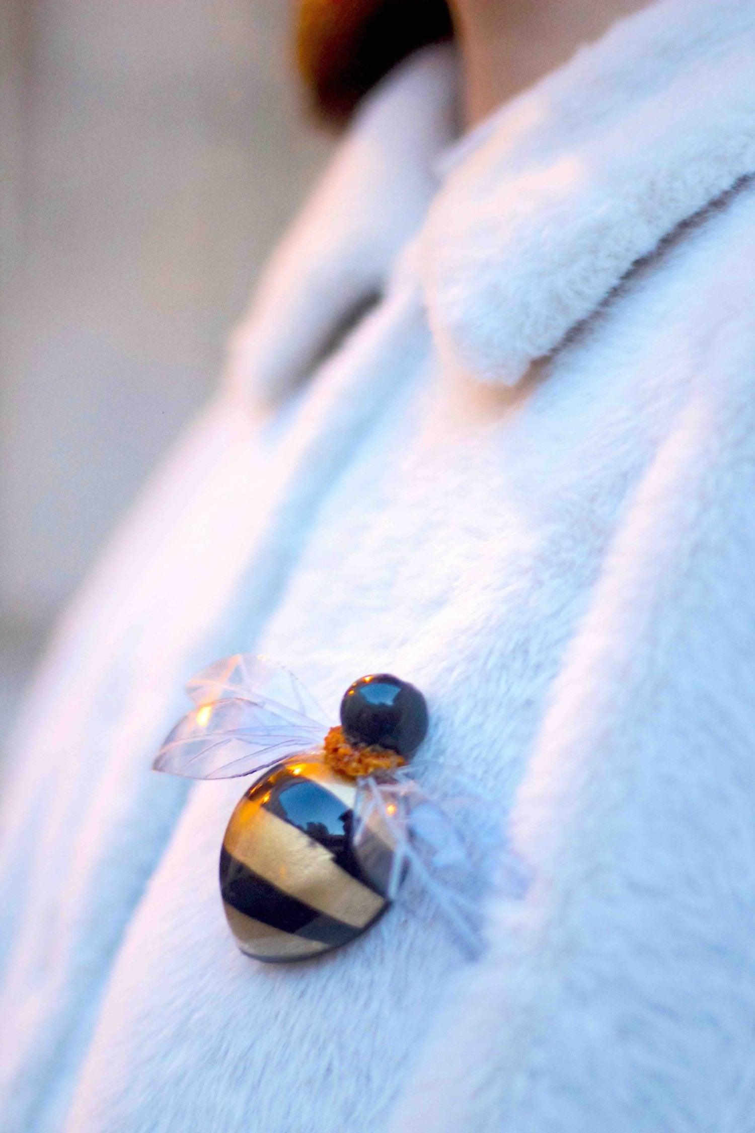 Broche en forme d'abeille en résine dorée