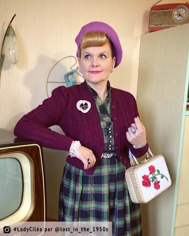 femme avec beret et broche fleur