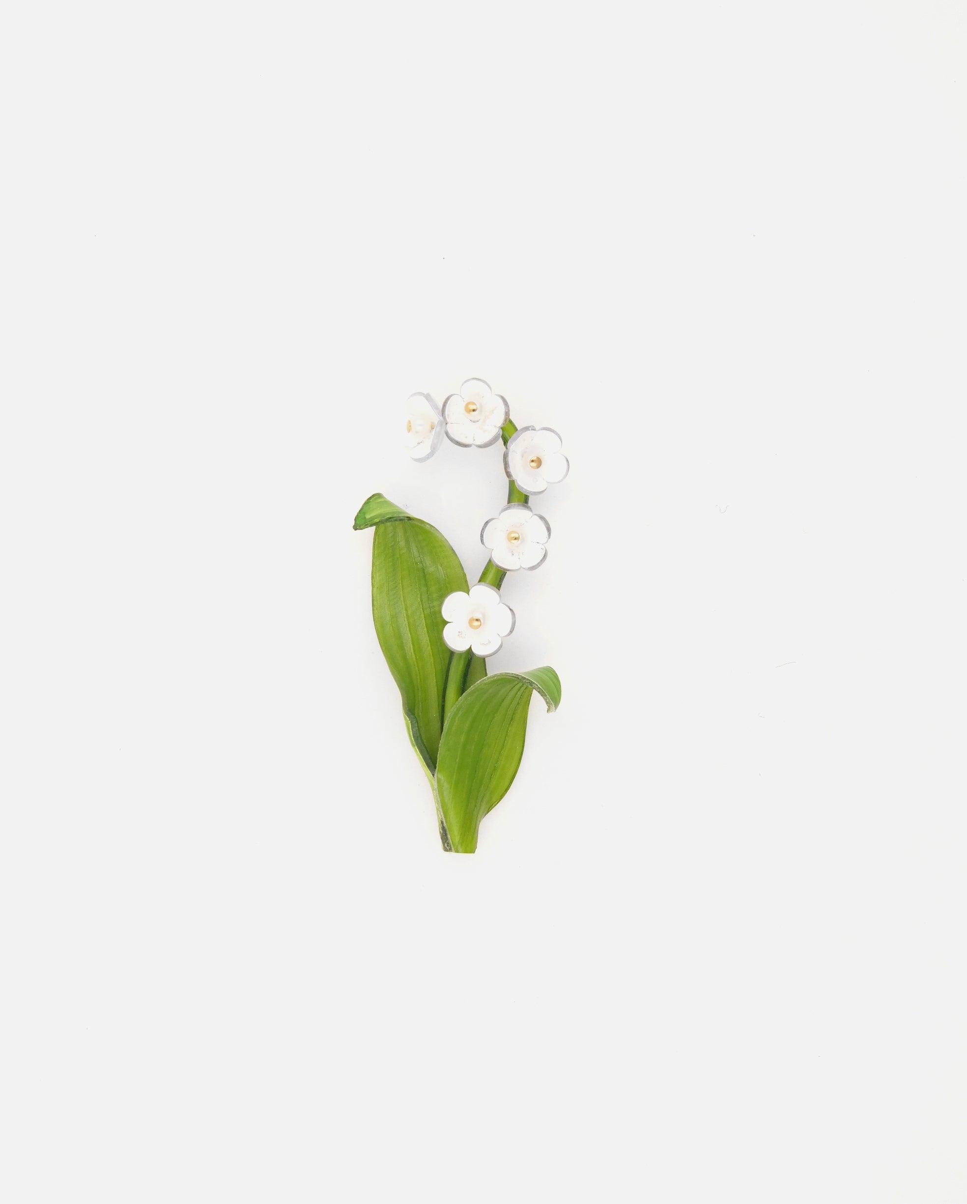 petite broche avec fleurs de muguet blanches 