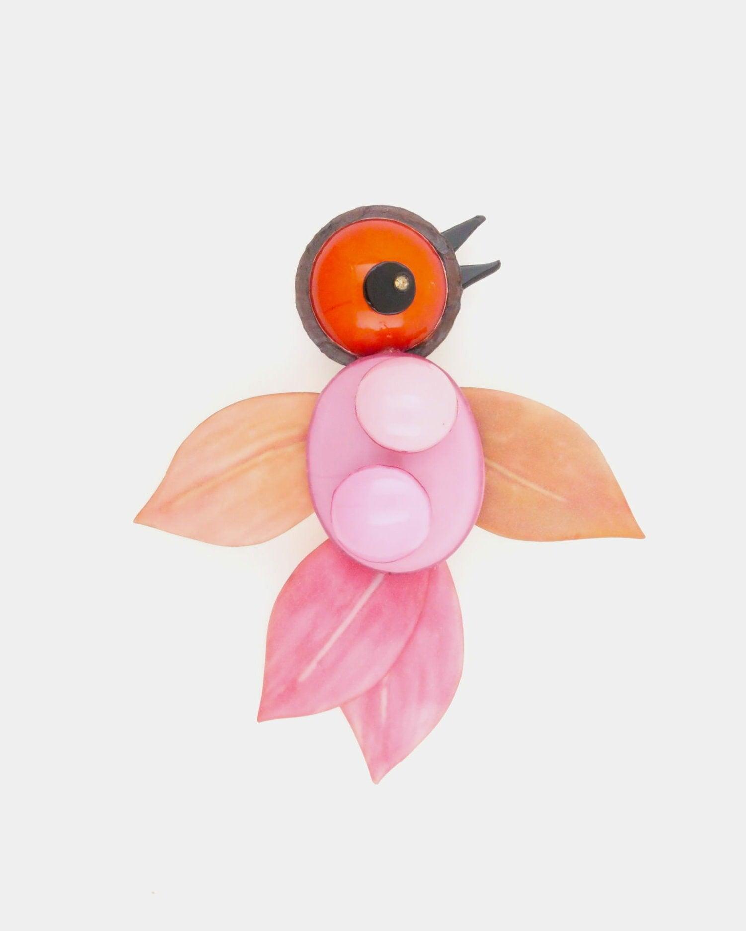 broche colibri de couleur rose avec bec, oeil en strass et ailes velours  all-groups