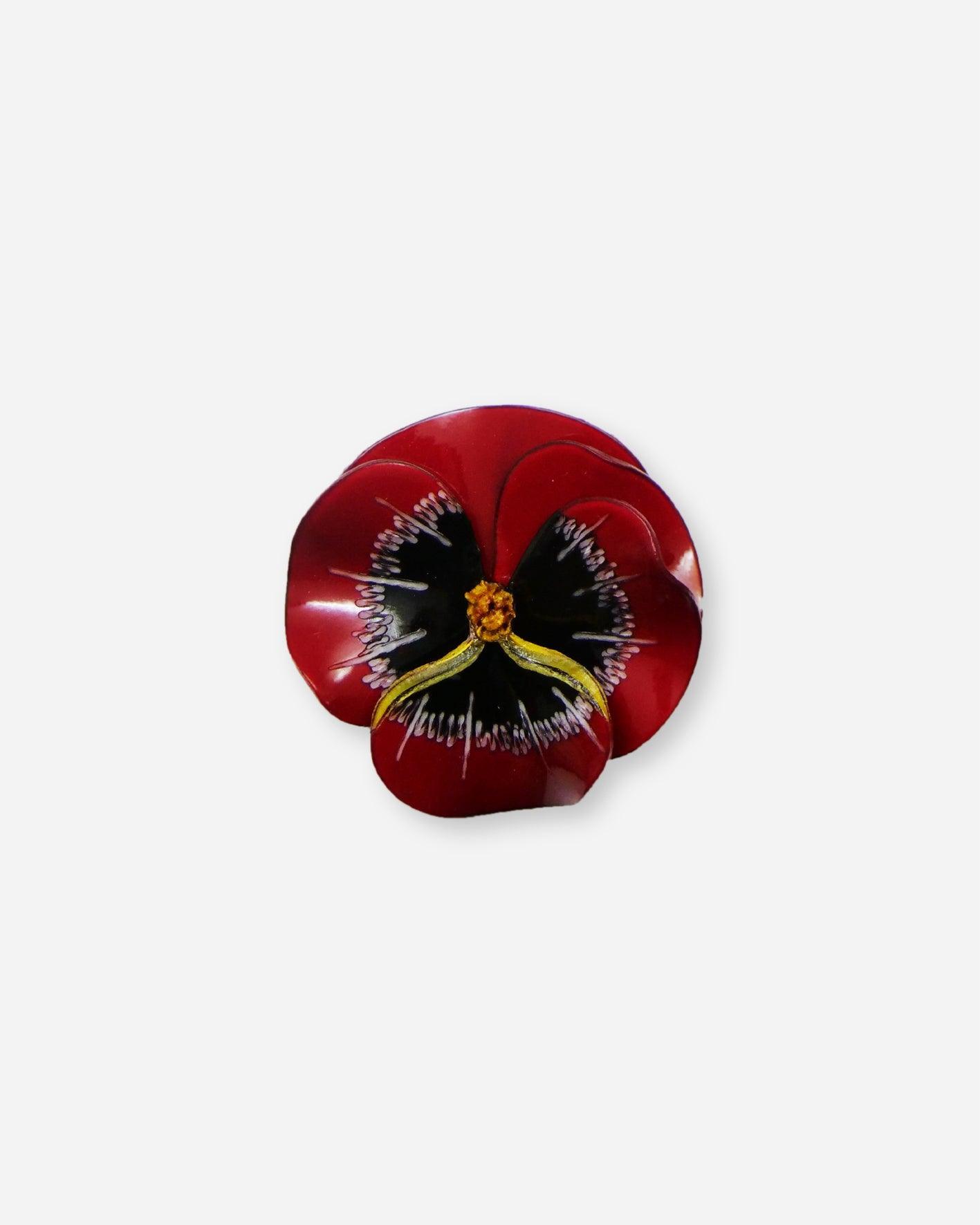 Broche rouge et noir représentant une fleur